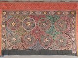 une image représentant une tapisserie colorée accrochée à un mur