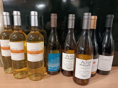 plusieurs bouteilles de vin posées sur une table en bois