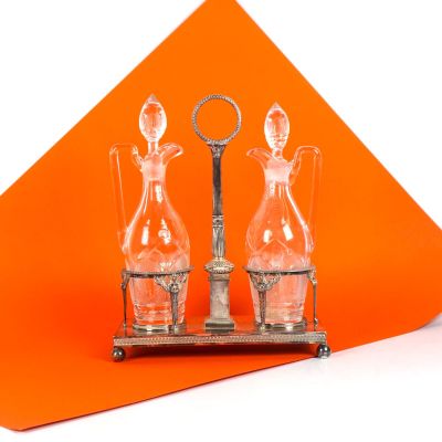 deux vases en verre posés sur un support, à côté d'une paire de ciseaux