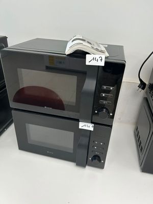 deux micro-ondes placés l'un à côté de l'autre sur un plan de travail