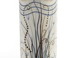 un vase blanc orné de motifs bleus et marron