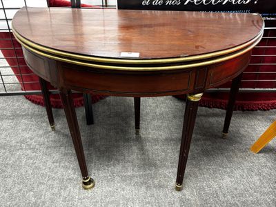 TABLE DEMI-LUNE en acajou et placage d'acajou à décor de fil…