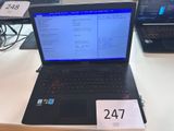 un ordinateur portable posé sur un bureau, avec une étiquette de prix dessus