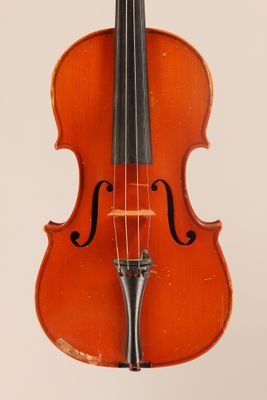 gros plan d'un violon avec un archet sur fond blanc
