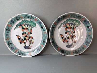 deux assiettes avec des motifs sont posées sur une table