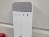 une enceinte noire et blanche posée sur un comptoir blanc
