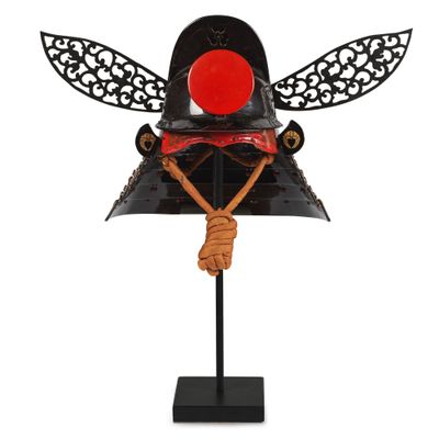 une image représentant un casque de samouraï orné d'une boule rouge