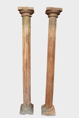 Paire de grandes colonnes en bois mouluré et sculpté Les cha…