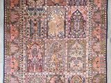 un tapis persan ancien aux couleurs et motifs variés
