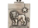 un gros plan d'un porte-clés en métal orné d'un lion