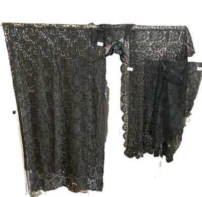 1 étole en dentelle noire, dim : +/- 196 x 60 cm