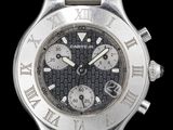 une image d'un gros plan d'une montre-bracelet sur un fond noir