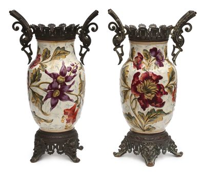 Paire de vases en céramique décor polychrome de fleurs et de…
