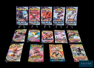 une pile de cartes Pokémon empilées les unes sur les autres