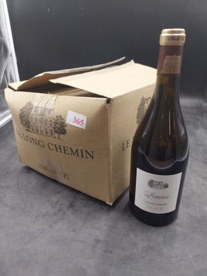 une bouteille de vin à côté d'un carton de vin