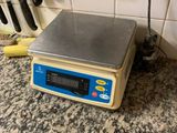 une photo d'une balance posée sur un plan de travail de cuisine