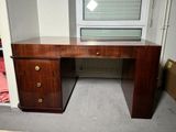 un bureau en bois à deux tiroirs dans une pièce