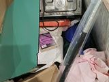 une boîte remplie d'objets qui traîne par terre