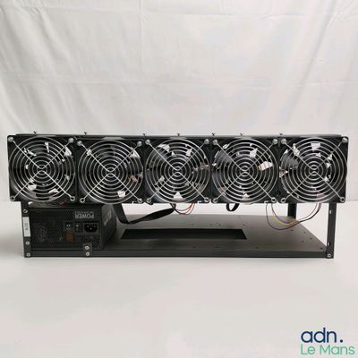 un gros plan d'un rack surmonté de quatre ventilateurs