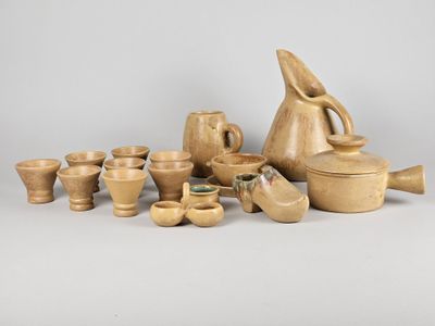 une image représentant un ensemble d'objets en bois posés sur une table