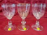trois verres à vin posés sur une nappe rouge