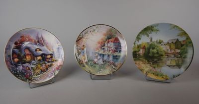 trois assiettes décoratives ornées d'une peinture représentant une maison et un jardin