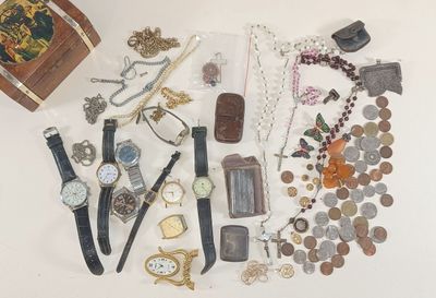 de nombreux types de bijoux sur la table