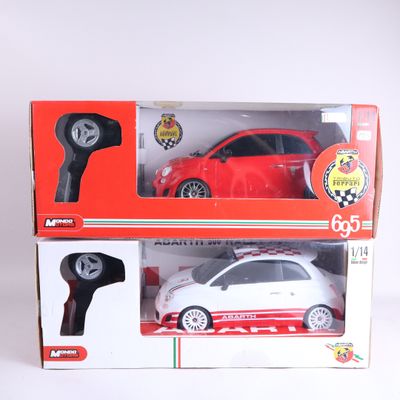 une petite voiture et une télécommande dans une boîte