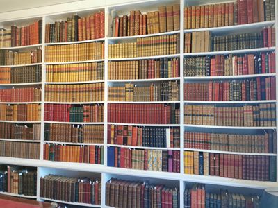 de nombreux livres qui se trouvent sur les étagères de la pièce