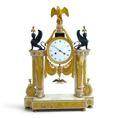 une horloge posée sur une table