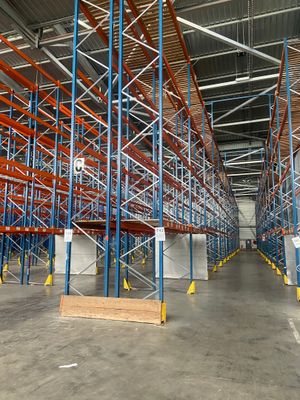 une image représentant un grand entrepôt rempli de nombreuses étagères