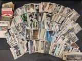 beaucoup de vieilles cartes postales sur la table