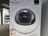 une machine à laver exposée dans un magasin