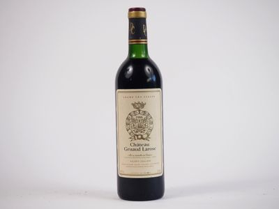 une bouteille de vin posée sur une table
