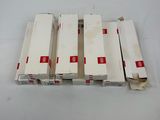 quatre paquets de cigarettes posés sur une table blanche