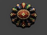 une broche en émail et perles