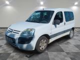 la photo d'une petite camionnette blanche garée dans une pièce