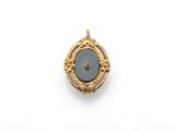 un pendentif en or 18 carats et nacre