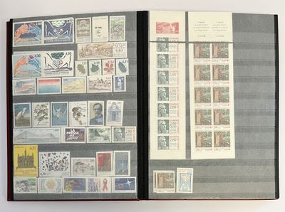 un livre ouvert avec des timbres sur une table