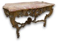 Une table à gibier en bois redoré, plateau de marbre rouge à… (photo 2)