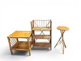 une petite table et une chaise surmontée d'une étagère