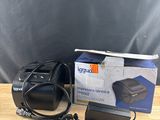 une boîte contenant un appareil photo et un chargeur, posée sur une table