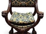 une image représentant une chaise dont l'assise est recouverte d'un tissu vert et or