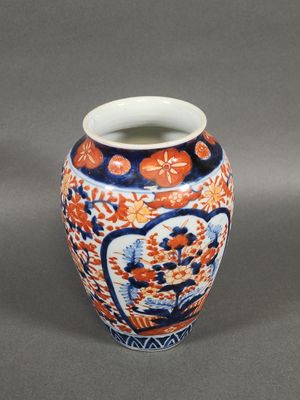 un vase orné d'un motif bleu et orange