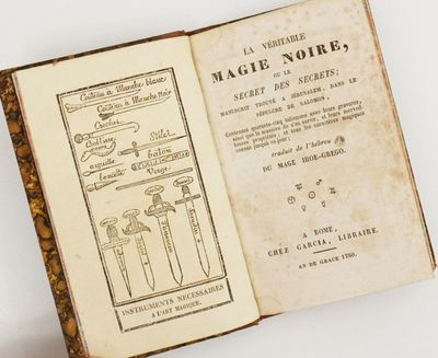 un vieux livre ouvert sur une surface blanche