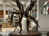 une statue représentant un homme et une femme posée sur une table