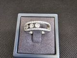 une photo d'une bague en diamant dans un écrin posé sur une table