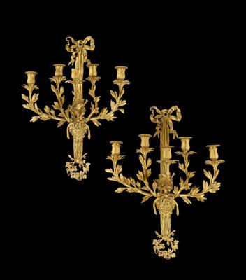 paire de chandeliers en métal doré ornés de fleurs et de feuilles