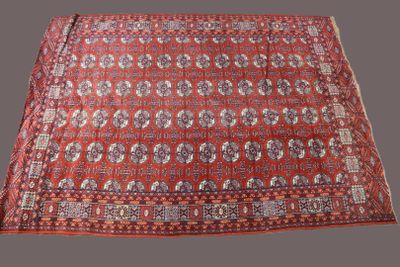 un tapis rouge orné d'un médaillon