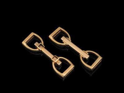 une paire de boucles dorées sur fond noir